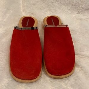 Burberry clogs